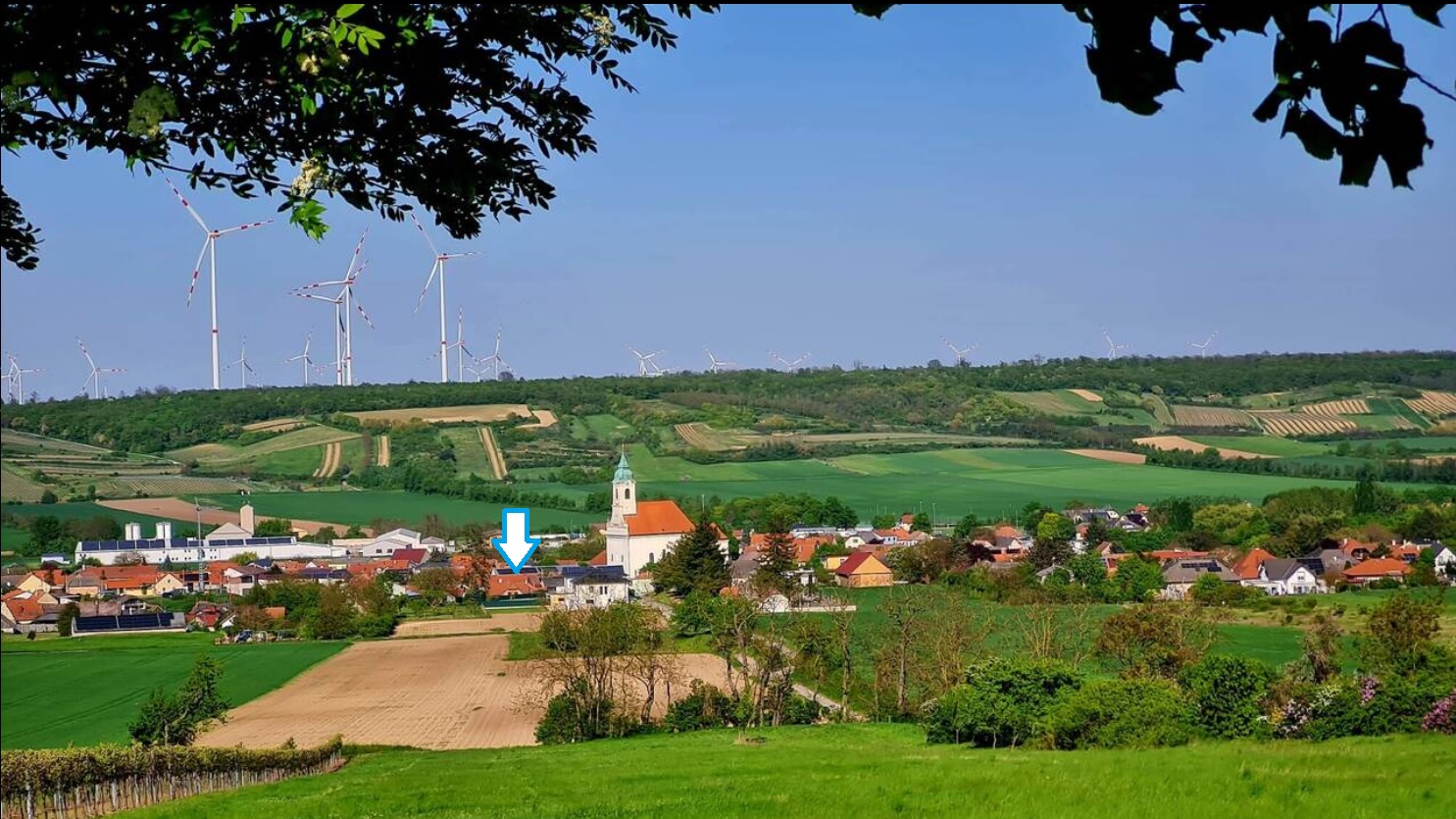 Blick auf Groß-Schweinbarth mit markiertem Standort des Hauses und den umliegenden Weingärten