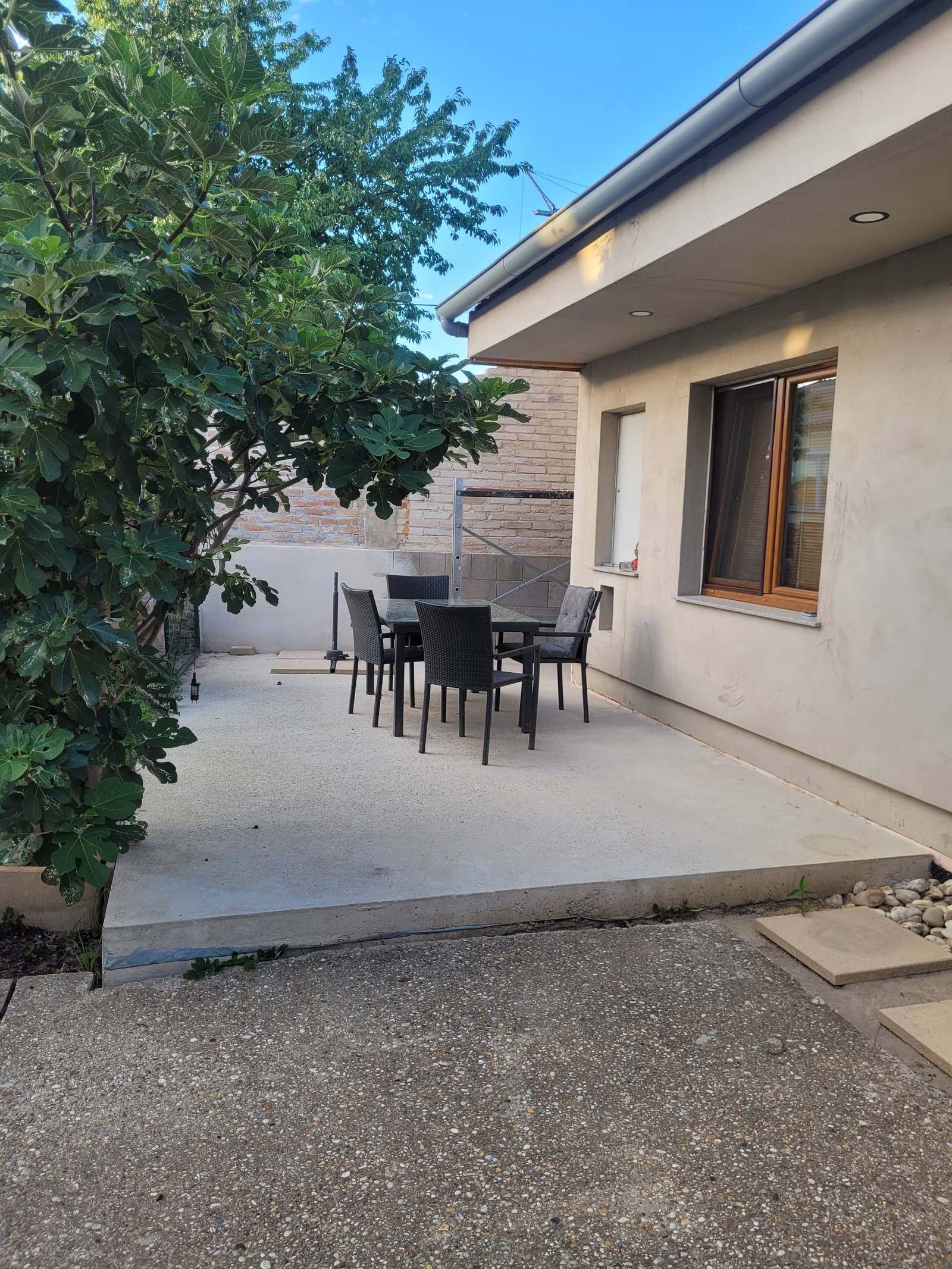 Terrasse und Garten des fertiggestellten Hauses am Abend