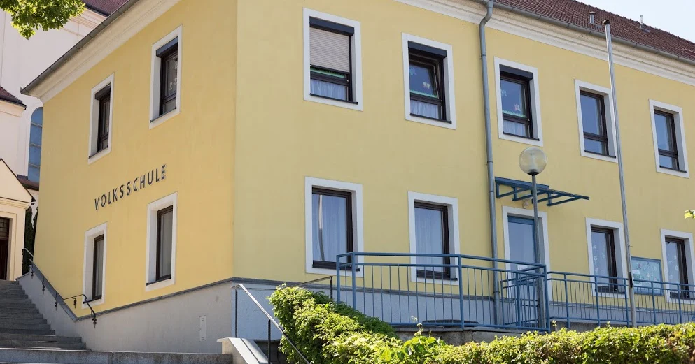Volksschule Groß-Schweinbarth, etwa zwei Gehminuten vom Haus entfernt